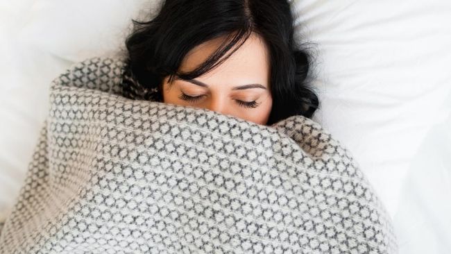 9 Ciri Kepribadian Orang yang Tidur di Ruangan Dingin dengan Selimut Menurut Studi Psikologi