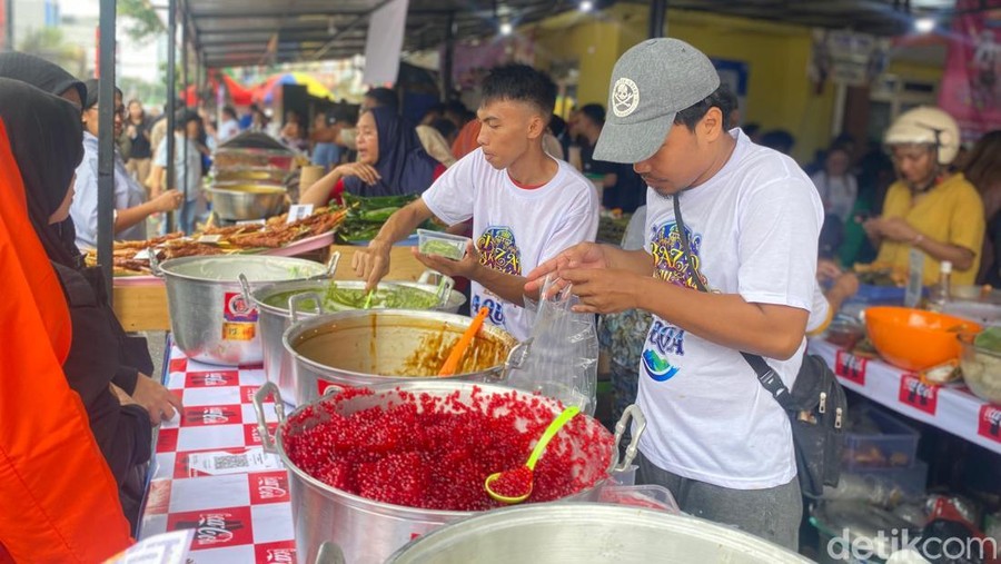 Istana Bubur yang laris manis di Pasar Takjil Benhil