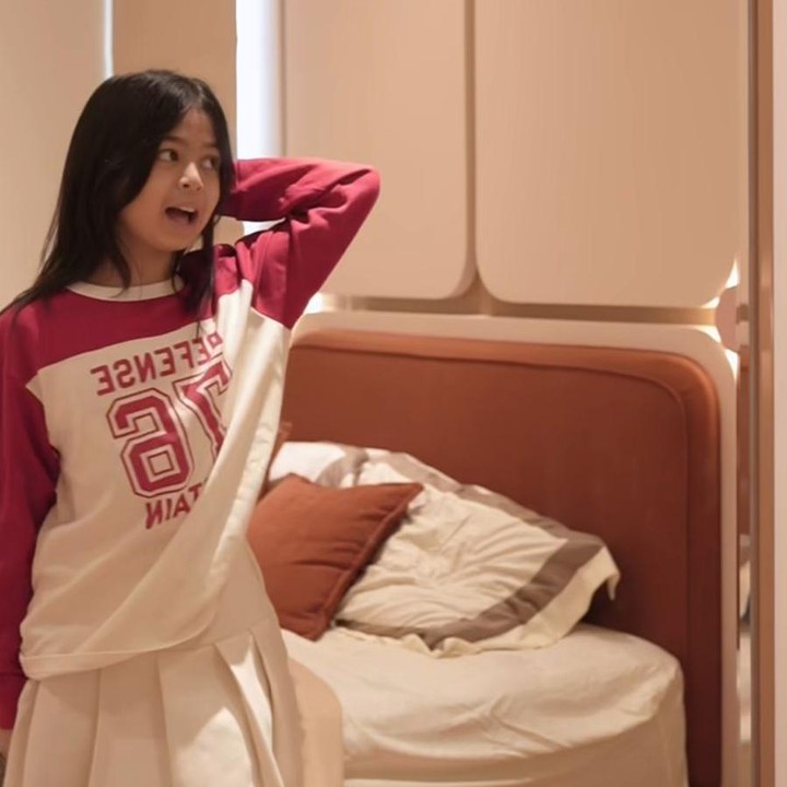 <p>Surya mengatakan putrinya terlibat dalam pemilihan desain, warna, hingga lampu kamarnya. &ldquo;Anaknya udah <em>pre-teen</em>..udah <em>request</em> pengen kamar yang dia harus terlibat di design-nya, warnanya, lampunya,&rdquo; tulis Surya, dikutip dari laman Instagram <em>@suryainsomnia,</em> Senin (23/2/2026).&nbsp;(Foto: Instagram @suryainsomnia)</p>