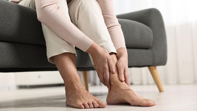 Kebiasaan Nyeker di Dalam Rumah Ternyata Berisiko, Simak Penjelasannya Bun