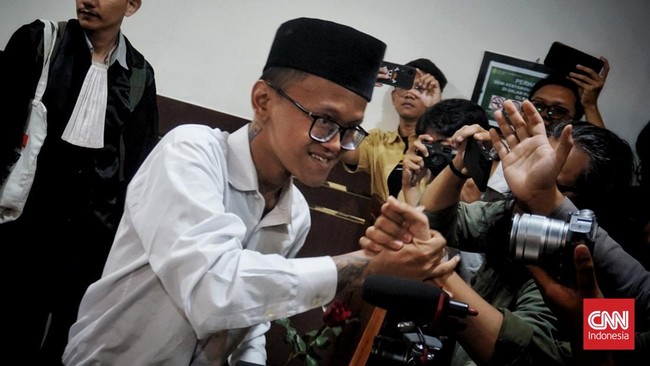 Majelis Hakim PN Sleman menjatuhkan hukuman 5 bulan 3 hari penjara kepada mahasiswa UNY, Perdana Arie, atas pembakaran tenda Polda DIY saat demo Agustus 2025.