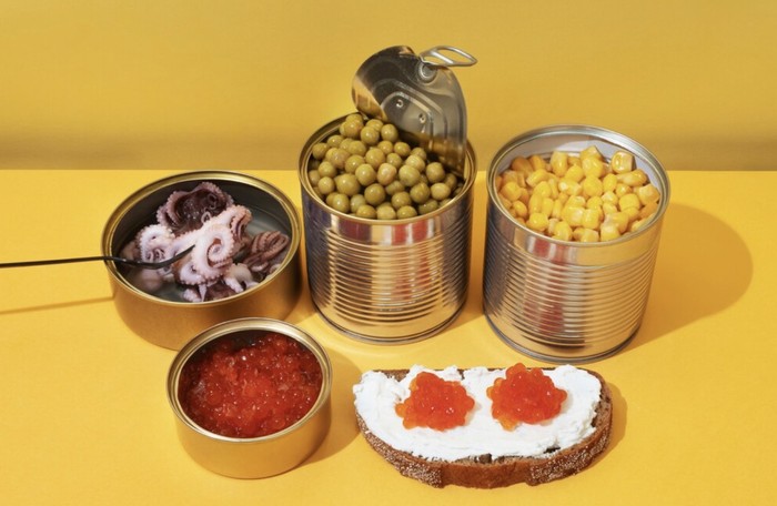 Makanan olahan dan kemasan mengandung zat aditif, pengawet, dan lemak yang mengganggu sistem pencernaan dan saat dikonsumsi ketika sahur bisa membuat tubuh cepat lemas./ Foto: Freepik.com