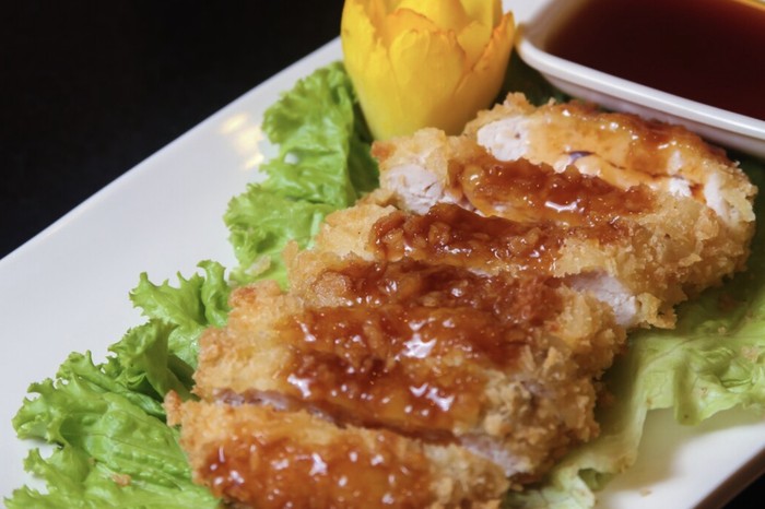 Makanan yang digoreng mengandung lemak trans yang sulit diuraikan tubuh. Selain itu, kandungan lemak dapat memicu refluks asam, gangguan pencernaan, perut kembung, dan tubuh mudah lemas saat puasa./ Foto: Freepik.com/wirestock