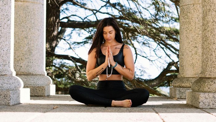 Meditasi adalah hobi yang baik untuk menenangkan pikiran.