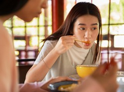 Apakah Boleh Mencicipi Makanan Saat Puasa? Ini Penjelasan Hukumnya