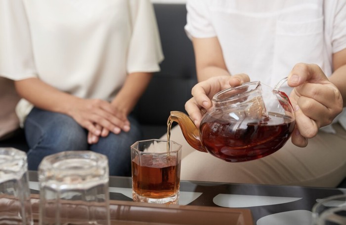 Minuman berkafein bersifat diuretik yang membuatmu sering buang air kecil dan menyebabkan dehidrasi apalagi saat puasa./ Foto: Freepik.com/pressfoto