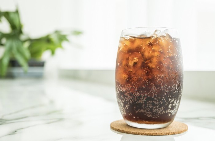 Minuman manis seperti soda dan jus buah jika dikonsumsi saat sahur dapat memicu lonjakan gula darah yang akhirnya membuatmu cepat lapar dan craving./ Foto: Freepik.com/lifeforstock