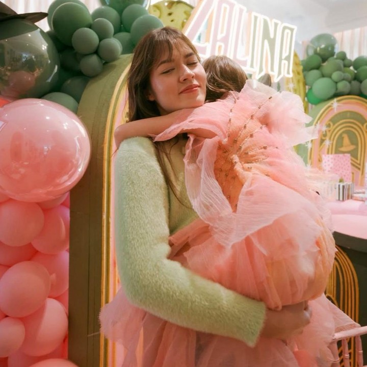 <p>Cerita manis kembali hadir di keluarga penyanyi Raisa. Putri semata wayangnya, Zalina Raine Wyllie, baru saja merayakan ulang tahunnya. Gadis yang lahir pada tahun 2019 itu kini sudah menginjak usia tujuh tahun, Bunda. (Foto: Instagram @raisa6690)</p>