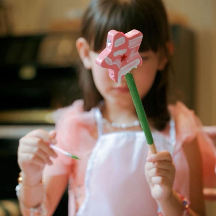 <p>Raisa membagikan momen bahagia ini melalui postingan di Instagram pribadinya. Perayaan ulang tahun Zalina digelar dengan tema film <em>Wicked</em>. Dalam unggahannya, Raisa menuliskan pesan manis untuk sang putri. "Merupakan suatu kehormatan terbesar dalam hidupku untuk melihatmu tumbuh dewasa, sayangku. Selamat ulang tahun ke-7, Zawi," tulis Raisa lewat unggahannya di Instagram. (Foto: Instagram @raisa6690)</p>