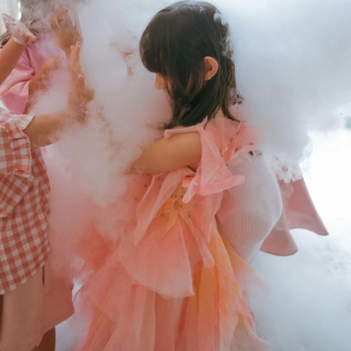 <p>Meski wajahnya ditutupi, Zalina tetap memancarkan pesonanya, Bunda. Zalina tampil anggun bak peri kecil mengenakan <em>dress</em> berwarna pink dengan detail payet yang tampak berkilau indah. (Foto: Instagram @raisa6690)</p>