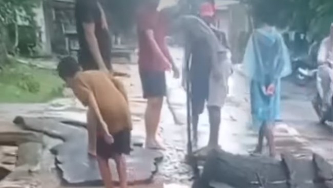 Ruas jalan hotmix di Bima tengah viral di media sosial karena belum sebulan dikerjakan sudah rusak karena hujan.