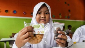 FOTO: Penyaluran MBG saat Ramadan, dari Ayam Ungkep hingga Kurma