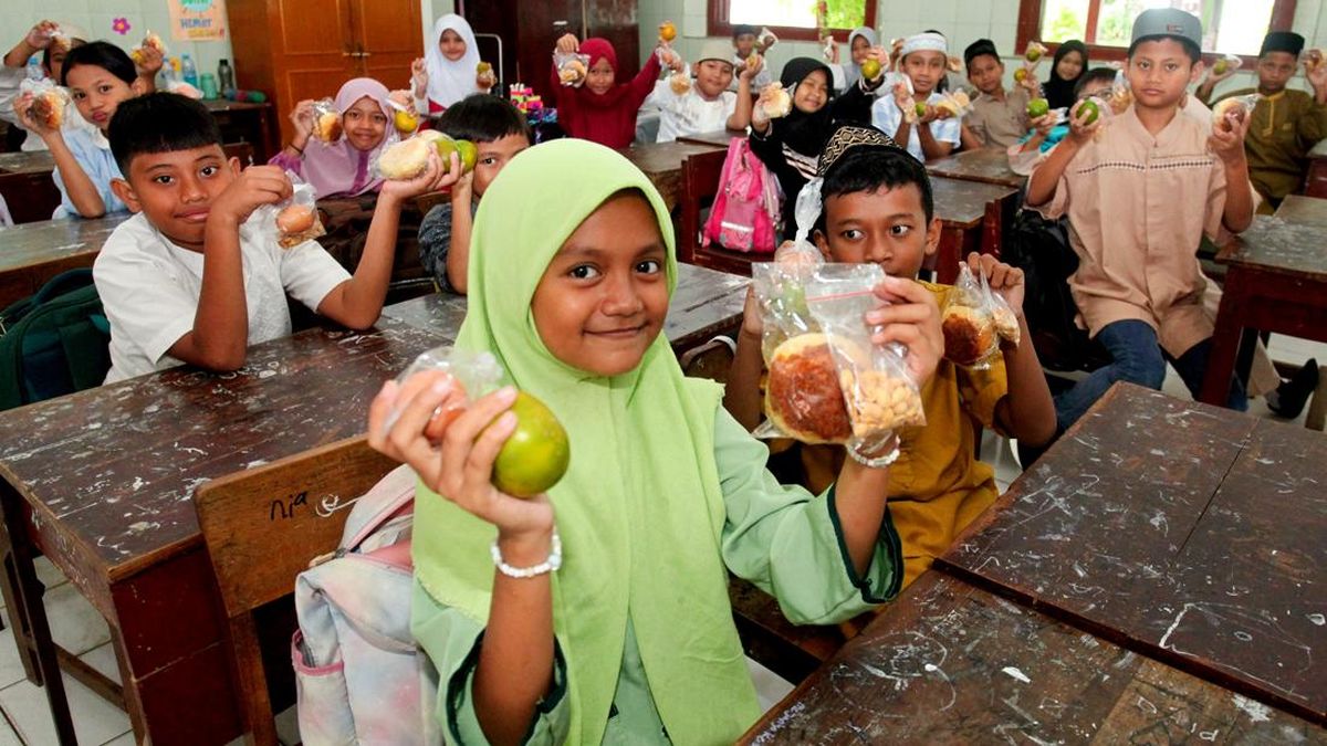 FOTO: Penyaluran MBG saat Ramadan, dari Ayam Ungkep hingga Kurma