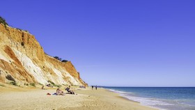 Lanskap Unik Pantai Ini Bikin Pengunjung seperti Berada di Planet Mars