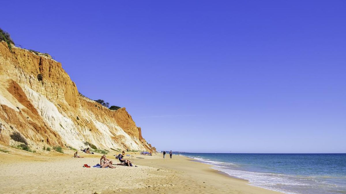 Lanskap Unik Pantai Ini Bikin Pengunjung seperti Berada di Planet Mars