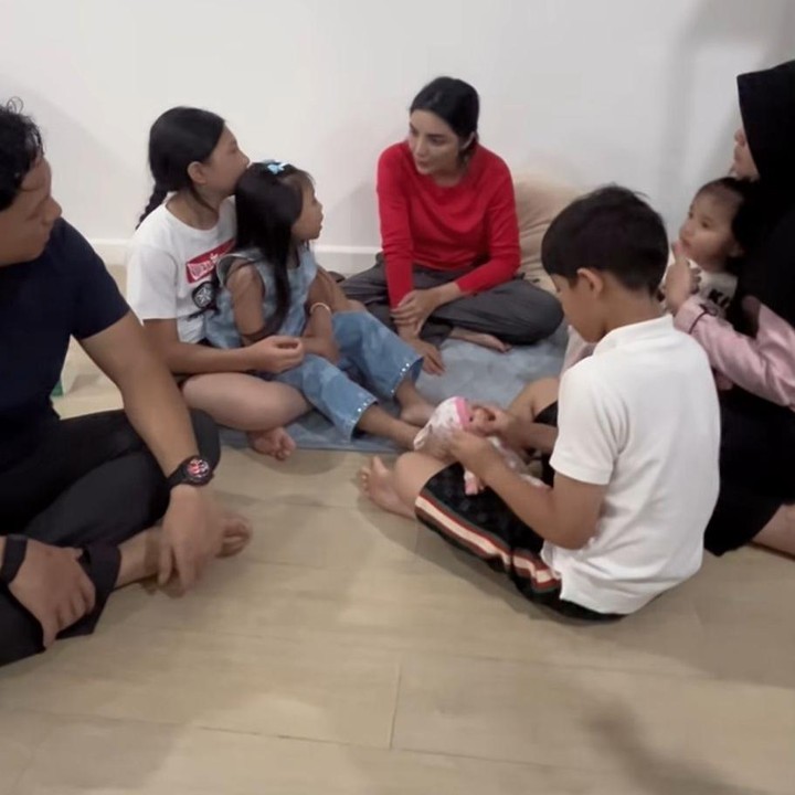 <p>Hal tersebut diketahui langsung melalui video terbaru yang diunggah oleh Ashanty di akun Instagram pribadinya. Dalam unggahan tersebut, Ashanty terlihat berkunjung bersama sang suami, Anang Hermansyah, serta anak-anak untuk melihat langsung rumah baru Sarah.&nbsp;(Foto: Instagram @ashanty_ash)</p>