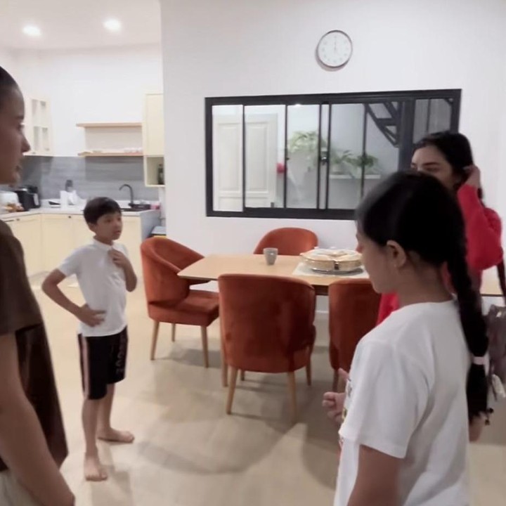 <p>Meski belum sepenuhnya dilengkapi furnitur, suasana rumah tersebut sudah berhasil menarik perhatian keluarga Ashanty. Bahkan, putra bungsunya yang akrab disapa Arsya mengungkap keinginannya untuk tinggal bersama Sarah.&nbsp; &ldquo;Bun aku tinggal di sini aja,&rdquo; ujar Arsya.&nbsp;(Foto: Instagram @ashanty_ash)</p>