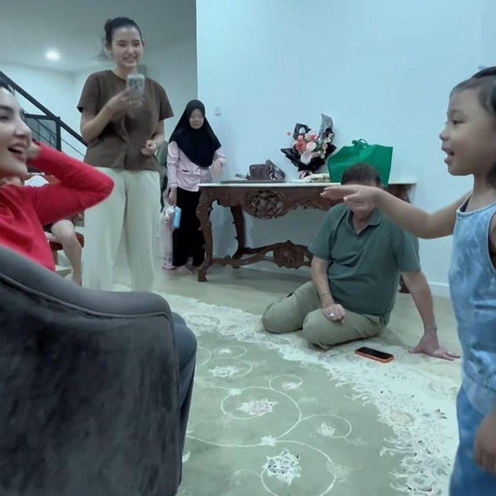 <p>Ashanty pun memberikan kesan positif terhadap hunian calon menantunya ini, Bunda. &ldquo;Grebek rumah barunya <em>@ssarah_menzel! </em>Selamat yaa Sar, <em>homey</em> banget rumahnya dan semuanya pada betah,&rdquo; tulis Ashanty, dikutip dari laman Instagram <em>@ashanty_ash,</em> Senin (23/2/2026).&nbsp;(Foto: Instagram @ashanty_ash)</p>