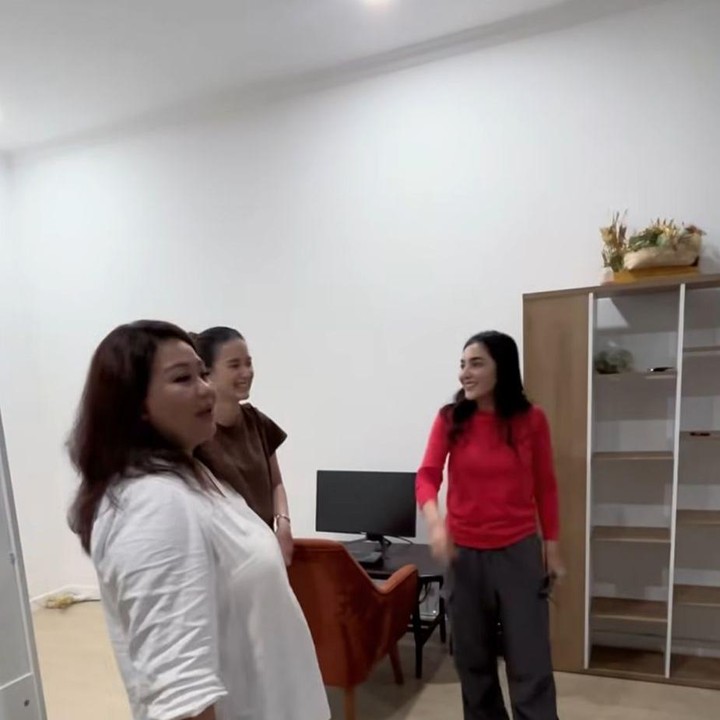 <p>Rumah baru Sarah didominasi warna monokrom, yakni hitam dan putih. Tak hanya itu, pemilihan lantai kayu pun turut memperkuat nuansa hangat, sehingga rumah tersebut tampak nyaman.&nbsp;(Foto: Instagram @ashanty_ash)</p>