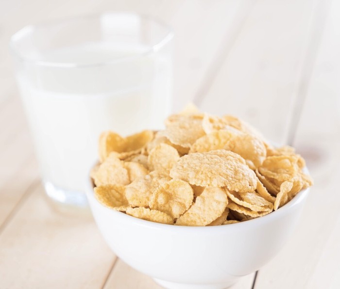 Sereal mengandung kadar gula tersembunyi yang cukup tinggi yang akan menimbulkan lonjakan kadar gula dalam darah yang membuat kamu cepat lemas./ Foto: freepik.com/topntp26