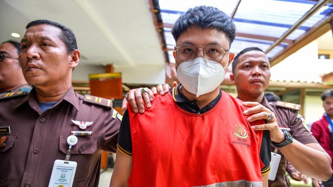 Pengadilan Negeri Bandung menjatuhkan vonis 2 tahun 6 bulan penjara kepada YouTuber Resbob karena menyebarkan ujaran kebencian terhadap suku Sunda.