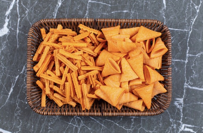 Snack yang asin meski meningkatkan nafsu makan dan praktis, justru mengandung garam yang tinggi sehingga tubuh cepat kekurangan cairan dan membuatmu haus sepanjang hari./ Foto: Freepik.com/azerbaijan_stockers