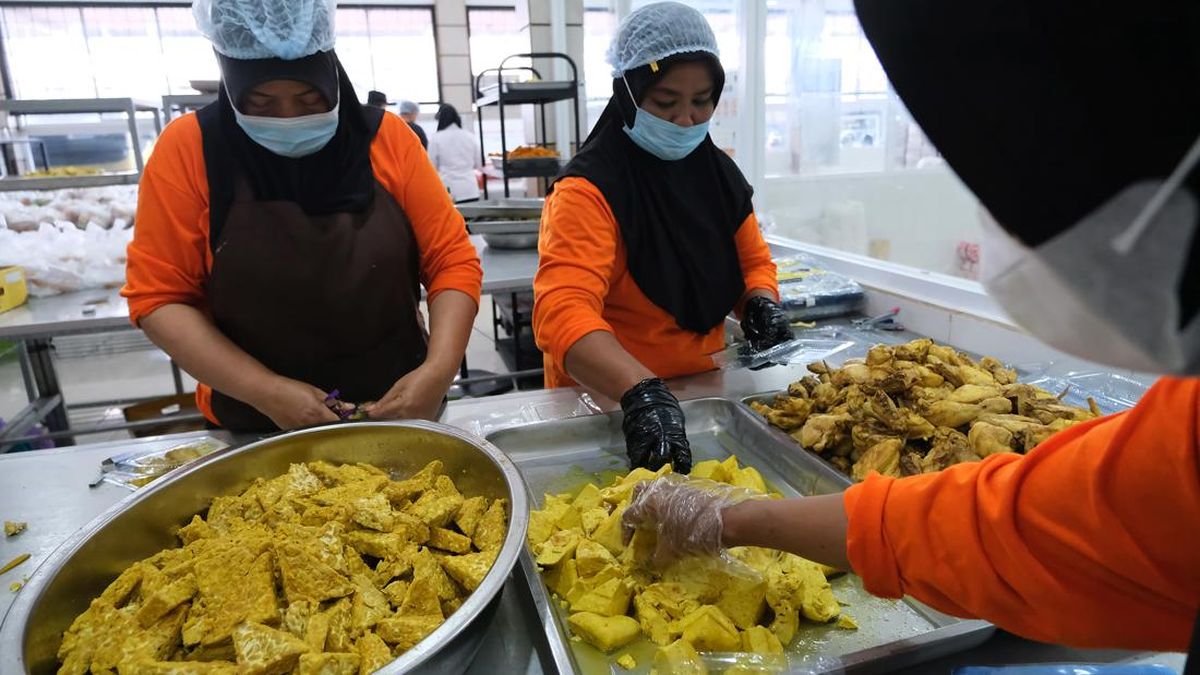 FOTO: Penyaluran MBG saat Ramadan, dari Ayam Ungkep hingga Kurma