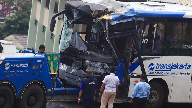 Polisi menetapkan sopir bus TransJakarta Y sebagai tersangka dalam kecelakaan adu banteng di halte jalur langit Cipulir.