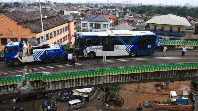 Dua sopir bus TransJakarta diamankan setelah kecelakaan di 'jalur langit'. Mereka diperiksa terkait kelalaian yang menyebabkan luka pada penumpang.