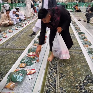 Hoaks Takjil di Masjid Nabawi Ada Uang 100 Dolar, Ini Faktanya!