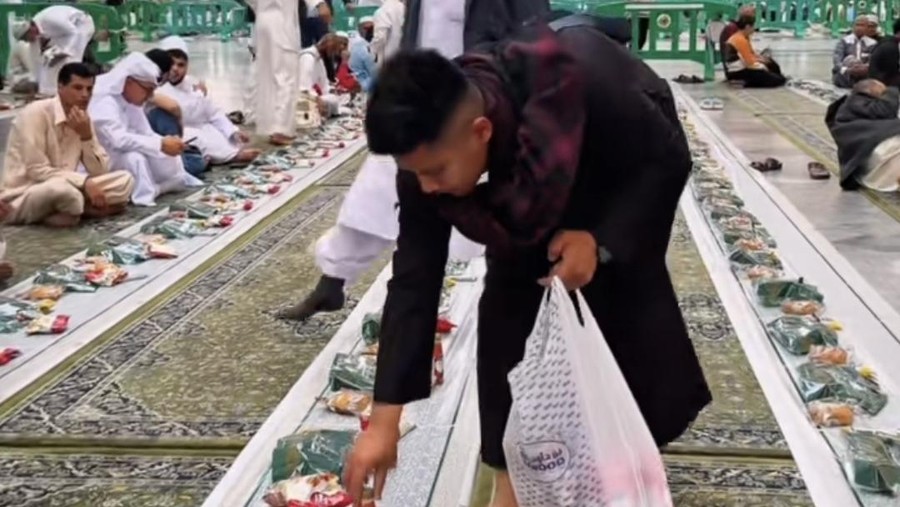 Bukber Tiap Hari&excl; Begini Isi Kantong Takjil di Masjid Nabawi