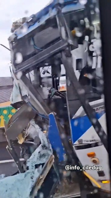 Penampakan Transjakarta Ringsek Parah Usai Tabrakan di 'Jalur Langit'