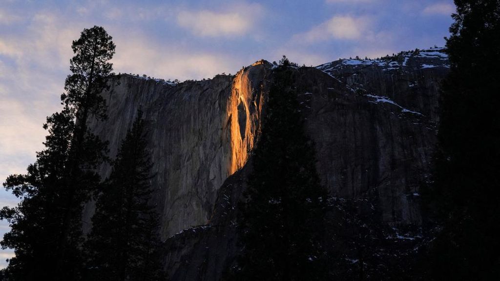 FOTO: Ramai-Ramai Menanti Fenomena 'Air Terjun Api' di TN Yosemite AS