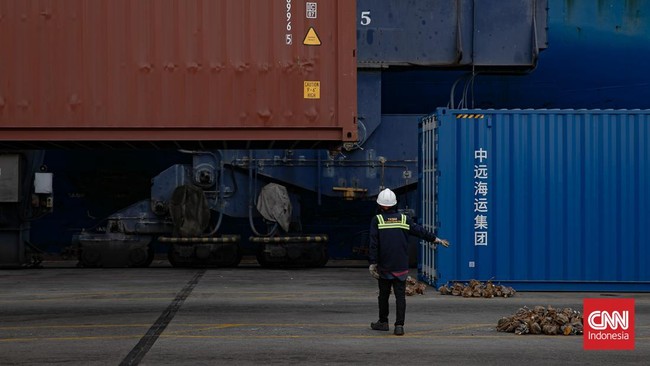 Aktivitas bongkar muat barang ekspor-impor di Jakarta International Container Terminal (JICT), Pelabuhan Tanjung Priok, Jakarta, Selasa (24/2/2026).