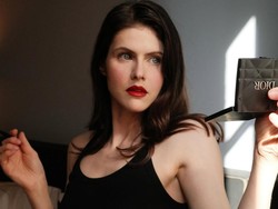 Most Pop: Nonton Piala Dunia, Artis Seksi Alexandra Daddario Diusir Petugas