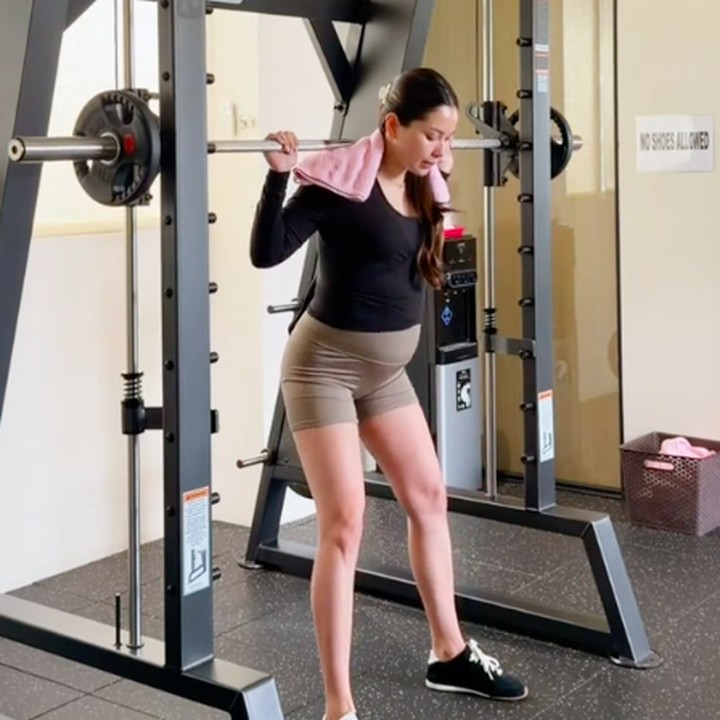 <p>Saat melakukan aktivitas fisik, Alyssa terlihat nyaman. Ia tak pernah memaksakan gerakan dalam setiap latihan, termasuk ketika mengangkat beban. Tak hanya itu, di setiap gerakan, istri Al Ghazali ini selalu menjaga keseimbangan dan napasnya agar tetap stabil. (Foto: TikTok @alyssadaguise)</p>