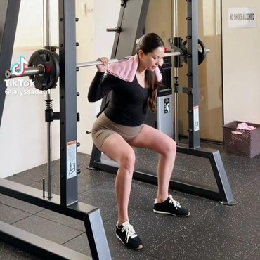 Hamil Besar, 7 Potret Alyssa Daguise dengan Babybump Olahraga Angkat Beban di Gym