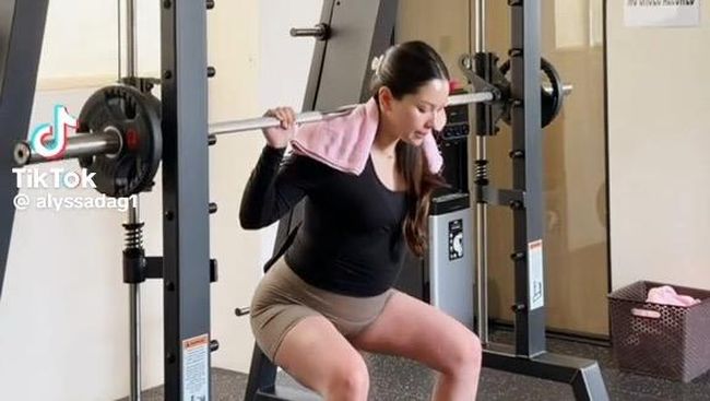 Hamil Besar, 7 Potret Alyssa Daguise dengan Babybump Olahraga Angkat Beban di Gym