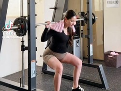 Hamil Besar, 7 Potret Alyssa Daguise dengan Babybump Olahraga Angkat Beban di Gym