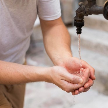 Apakah Wudhu Batal Usai Bersentuhan dengan Menantu atau Mertua?