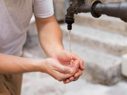 Apakah Wudhu Batal Usai Bersentuhan dengan Menantu atau Mertua?