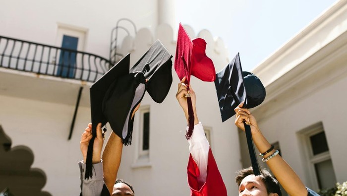 Orang yang layak mendapat beasiswa harus menunjukkan autentisitas. Ini yang membuat mereka unik dan unggul di antara kandidat lain.