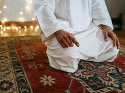 Benarkah Bacaan Tahiyat Akhir Sholat Tarawih Boleh Disingkat? Ini Hukumnya