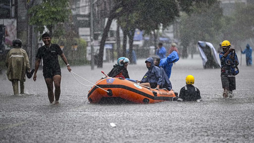 Banjir Terjang Sejumlah Titik di Bali, 350 Orang Dievakuasi