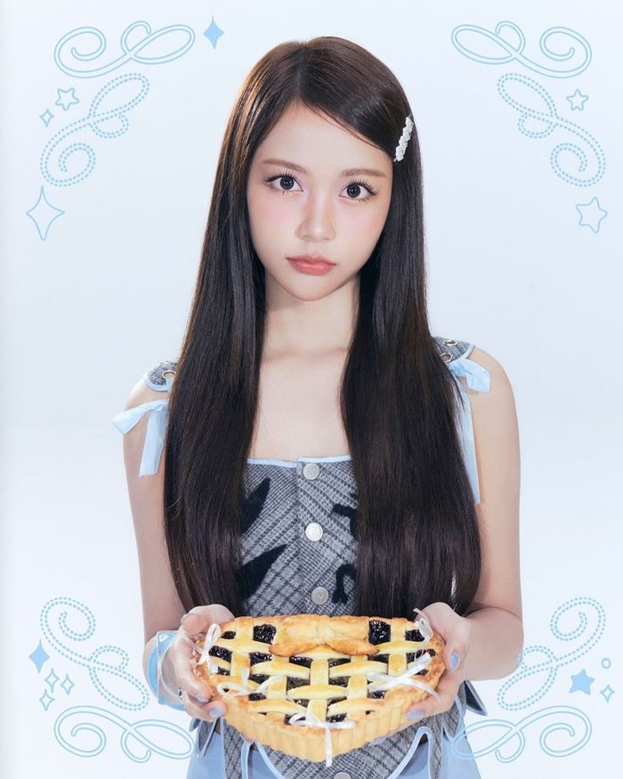 Beauties dapat menyaksikan aura mahal Carmen selama comeback 'FOCUS' melalui foto konsep di atas, dimana sang idol memasang ekspresi manis dengan rambut lurus bervolume yang rapi membingkai wajah./ Foto: instagram.com/hearts2hearts