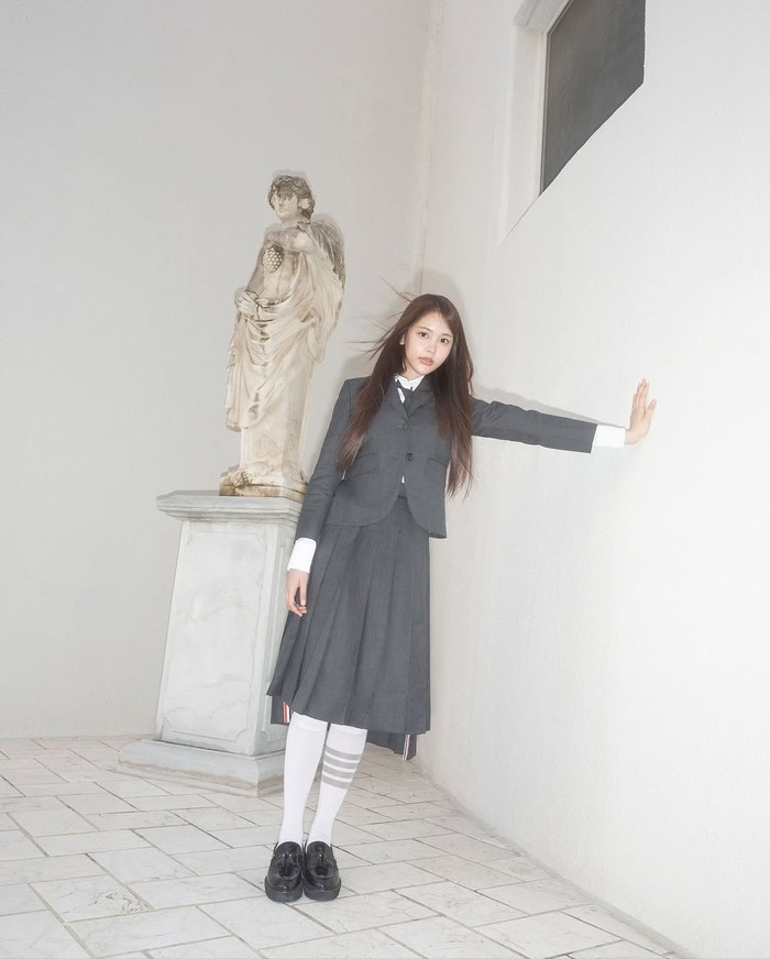 Beralih dari seragam musim panas yang bersahabat dengan SMA Indonesia, idol bernama lengkap Nyoman Ayu Carmenita tersebut dengan luwesnya memperlihatkan sisi elegan dalam balutan seragam elit musim gugur di era 'FOCUS'./ Foto: instagram.com/hearts2hearts