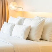 3 Ciri Kepribadian Orang yang Tidur dengan Banyak Bantal