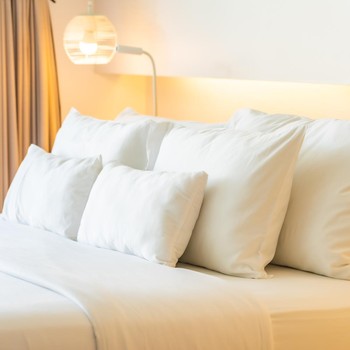 3 Ciri Kepribadian Orang yang Tidur dengan Banyak Bantal