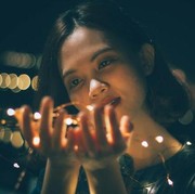 7 Ciri Kepribadian Unik Anak Bungsu, Si Pandai Membaca Emosi