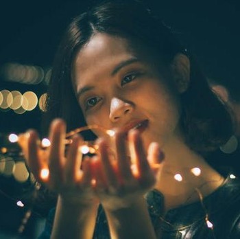 7 Ciri Kepribadian Unik Anak Bungsu, Si Pandai Membaca Emosi